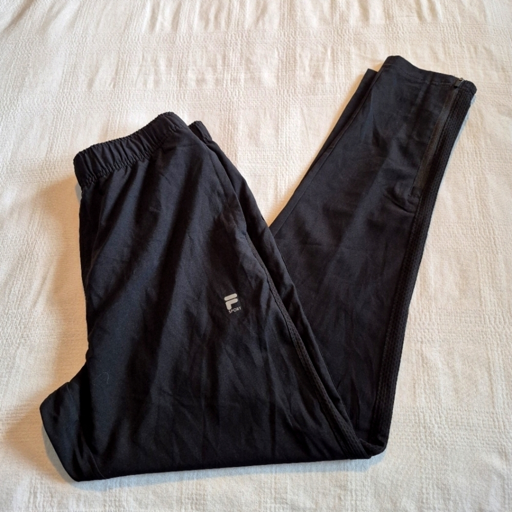 Fila Sport women's size Small black light weight side seam pockets, zipp bottom
